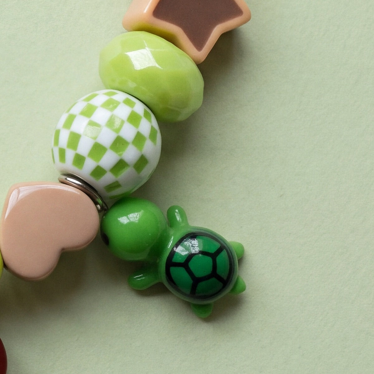 BEADBOO Tiny Turtle charm hanging on a handmade beaded dog collar [crop:charm-turtle__ebizzz]